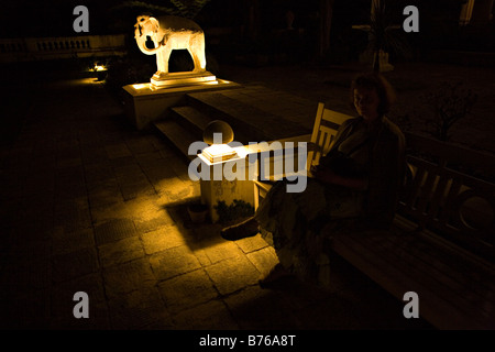 Frau im Garten der Träume eine Oase der Ruhe und Erholung in der Nacht Stockfoto