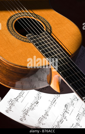 Klassische Gitarre von spanischen Gitarrenbauer Manuel Contreras ruht auf Noten Stockfoto