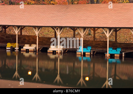 Paddelboote am Cumberland Mountain State Park Tennessee verankert Stockfoto