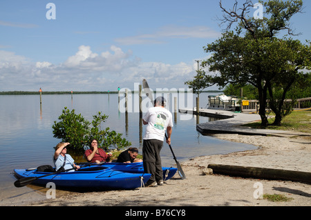 J N Ding Darling national Wildlife Refuge Sanibel Island Florida paar vorbereiten zu Kanu Stockfoto