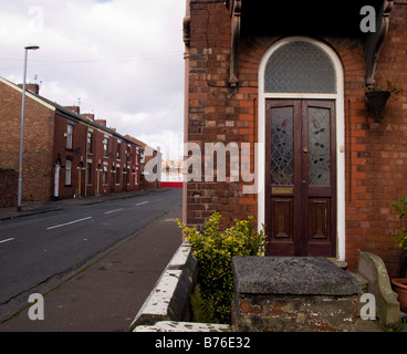 Traditionelles britisches Englisch-Haus in der Nähe mit Brettern vernagelt verlassenen Straße in Manchester Stockfoto