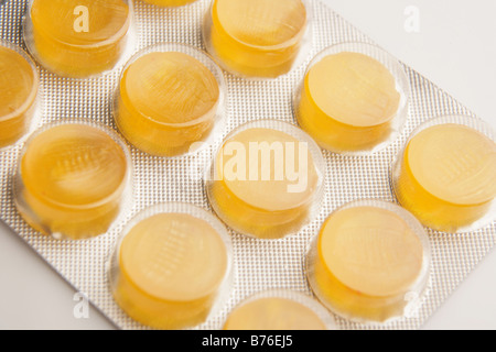 gelbe Tabletten in Kunststoff Stockfoto