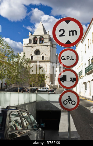 Tiefgarage, Eingang in ein historisches Dorf Stockfoto