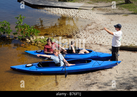 J N Ding Darling national Wildlife Refuge Sanibel Island Florida paar vorbereiten zu Kanu Stockfoto