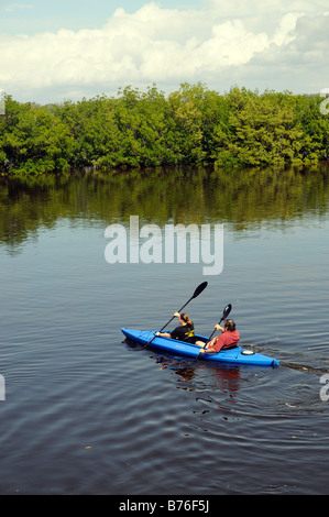 J N Ding Darling national Wildlife Refuge Sanibel Insel Florida Couple Kanu Stockfoto