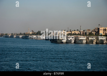 Fluss Nil Kreuzfahrt Schiffe Luxor Stockfoto