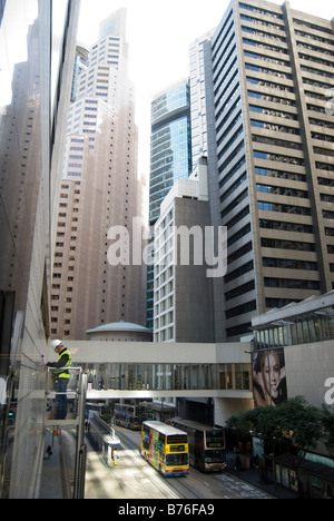 Straßenszene mit Fenster Reiniger, Des Voeux Road Central, Sheung Wan, Victoria Harbour, Hong Kong Island, Hongkong, China Stockfoto