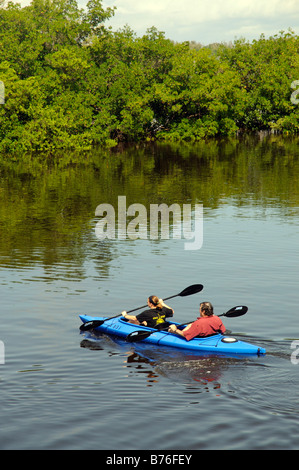 J N Ding Darling national Wildlife Refuge Sanibel Insel Florida Couple Kanu Stockfoto