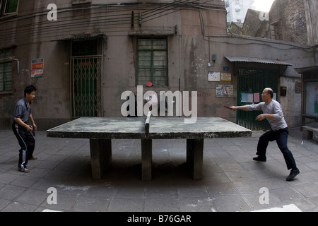 Morgen-Ping-Pong an den ersten kalten Wintertag des Jahres in Guangzhou China China ist voll von vielen konkreten Ping-Pong-Tische Stockfoto