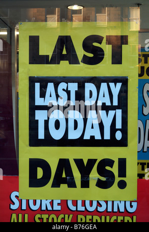 Es ist der letzte Tag des Handels für eine Woolworth-Shop in Lothian Road, Edinburgh, Schottland, UK. Stockfoto
