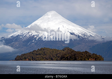 Vulkan Osorno betrachtet aus Lago Petrohue Stockfoto