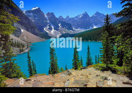 Gesamtansicht der Moraine Lake umgeben von Berggipfeln in Banff Nationalpark, Alberta, Kanada. Querformat Stockfoto