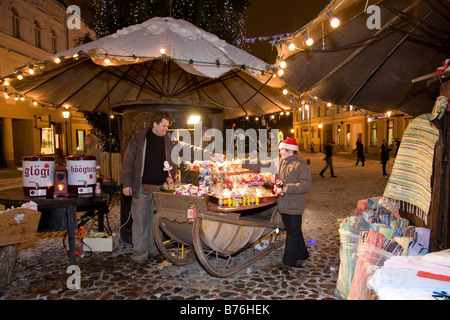 Weihnachtsmarkt in Rathausplatz in Tartu, Estland, Europa Stockfoto