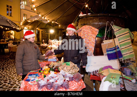 Weihnachtsmarkt in Tartu Rathausplatz Estland Europa Stockfoto