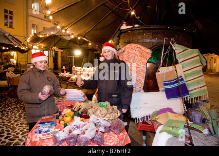 Weihnachtsmarkt in Tartu Rathausplatz Estland Europa Stockfoto