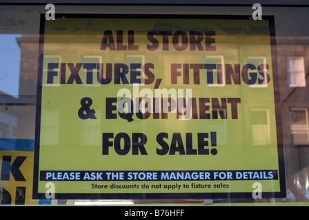 Es ist der letzte Tag des Handels für eine Woolworth-Shop in Lothian Road, Edinburgh, Schottland, UK. Stockfoto