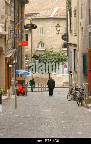 Zwei Menschen, die zu Fuß in einer ruhigen Straße mit Fahrrädern in Genf Schweiz Stockfoto