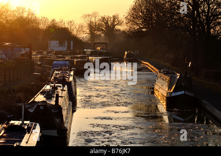 Stratford-upon-Avon-Kanal bei Sonnenuntergang im Winter, Wootton Wawen, Warwickshire, England, UK Stockfoto