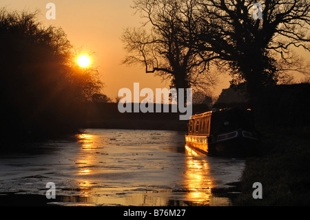 Stratford-upon-Avon-Kanal bei Sonnenuntergang im Winter, Wootton Wawen, Warwickshire, England, UK Stockfoto