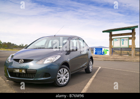 Mazda 2 geparkt viel am Sugarloaf Reservoir Park, Melbourne, Australien. Stockfoto