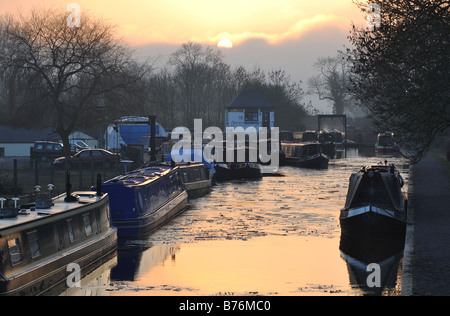 Stratford-upon-Avon-Kanal bei Sonnenuntergang im Winter, Wootton Wawen, Warwickshire, England, UK Stockfoto