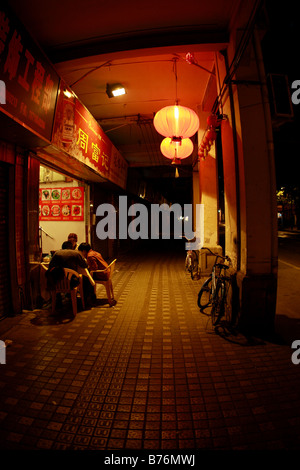 Familie Abendessen Abendessen gemeinsam essen spät am Nighe in Guangzhou China Stockfoto