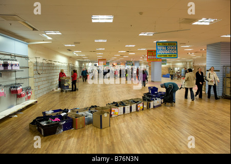 Käufer auf der Suche nach Schnäppchen in den Woolworths speichern in Redditch, Worcestershire am letzten Tag des Handels, Dienstag, 1. Juni 09 Stockfoto