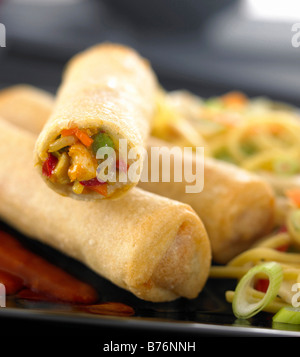 Huhn und Gemüse Frühlingsrolle und Nudeln Stockfoto