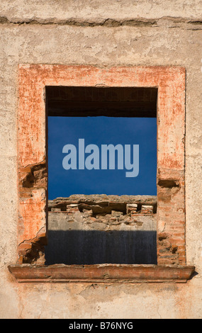 Ein Fenster in eine Ruine gefunden in der Geisterstadt von MINERAL DE POZOS eine kleine Künstler Kolonie & touristischen Bestimmungsort GUANAJUATO Mexiko Stockfoto