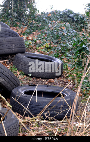 Alte Reifen fliegen kippte auf der A45 Straße Birmingham England UK Stockfoto