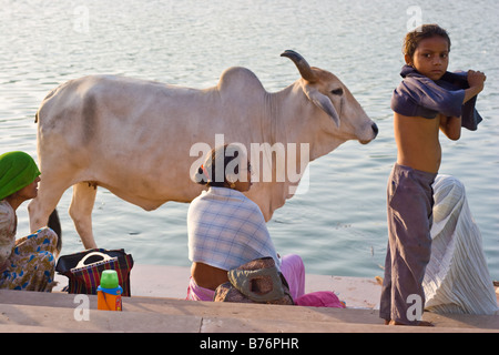 Pilger in den frühen Morgenstunden auf den Ghats von Pushkar-See in Pushkar, Rajasthan, Indien. Stockfoto