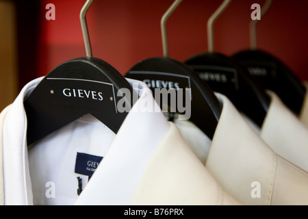 Gieves & Hawkes Herren Schneider anzeigen Anzüge auf Kleiderbügeln in ihrem Flagship-Store in der Savile Row London Vereinigtes Königreich. Stockfoto