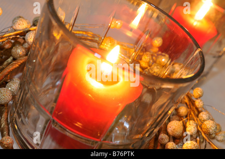 Rote Kerzen in Gläsern mit Kranz Weihnachten Weihnachtsschmuck. Stockfoto