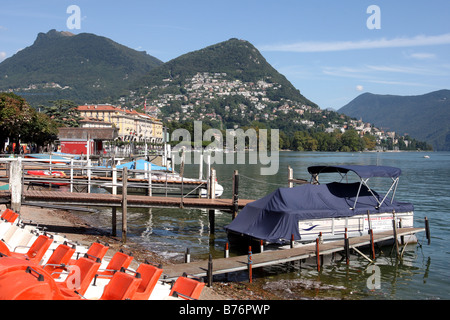 Boote vertäut an einem Steg in der Stadt Lugano am Ufer des Luganer See (Lago di Lugano) in der Schweiz. Stockfoto