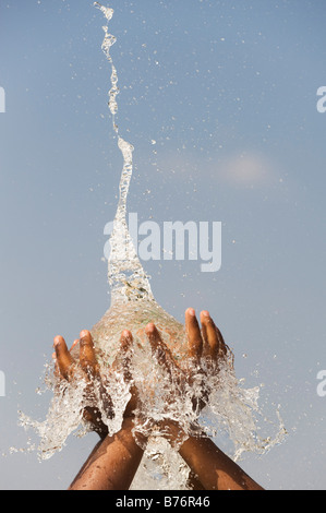 Indische jungen Fang ein Burst wasser Ballon. Indien Stockfoto