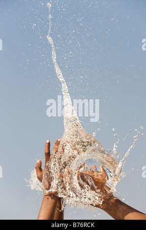 Indische jungen Fang ein Burst wasser Ballon. Indien Stockfoto