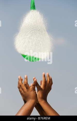 Indische jungen Fang ein Burst wasser Ballon. Indien Stockfoto