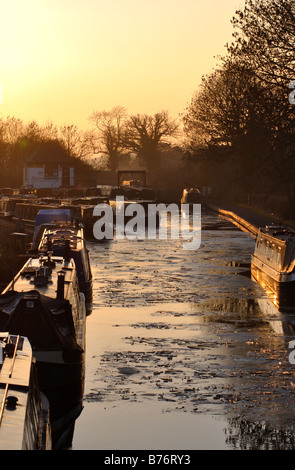 Stratford-upon-Avon-Kanal bei Sonnenuntergang im Winter, Wootton Wawen, Warwickshire, England, UK Stockfoto