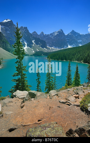 Gesamtansicht der Moraine Lake umgeben von Berggipfeln in Banff Nationalpark, Alberta, Kanada. Hochformat Stockfoto