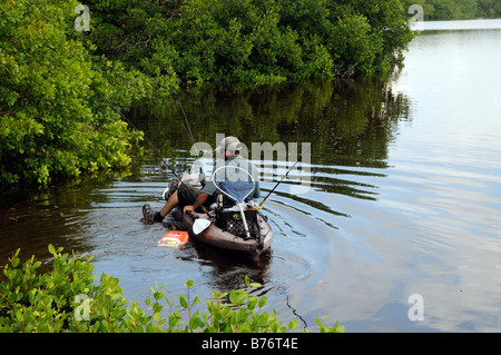 J N Ding Darling national Wildlife refuge Sanibel Island Florida Amerika Mann Angeln vom Kajak Stockfoto