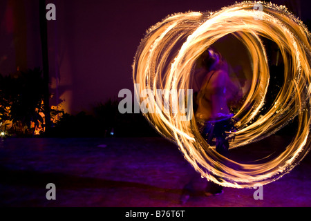 Feuertänzer setzen auf eine Show in der Nacht in Playa Del Carmen Mexico Stockfoto