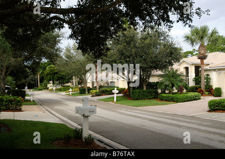 Einer ruhigen Wohnstraße in Bonita Springs Florida USA Stockfoto