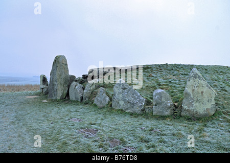 Winter-Blick auf Zugang zum West Kennet Long Barrow Stockfoto