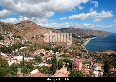 Blick von Taormina in Richtung Messina mit Ionischen Meer, Sizilien Stockfoto