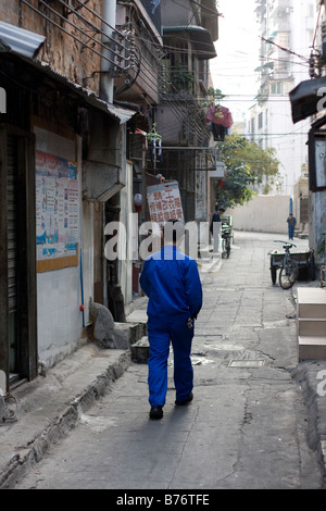 Mann allein zu Fuß morgens nach unten Gasse Seitenstraße in Guangzhou China chinesische Zeichen Stockfoto