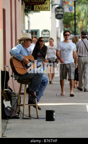 Mann, die Gitarre auf dem Bürgersteig in St. Augustine Florida USA Stockfoto