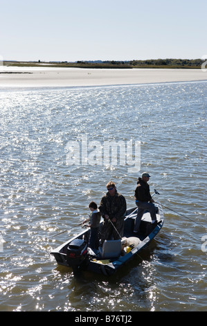 Zwei Männer und eine junge Fischerei vor Fort Sumter im Hafen von Charleston, South Carolina Stockfoto