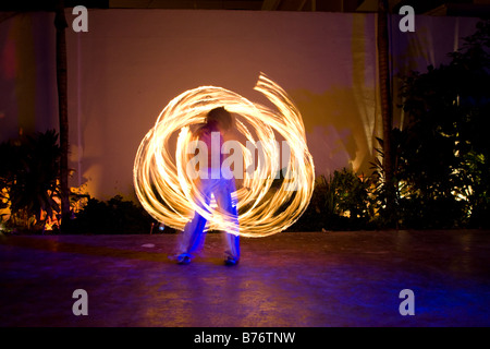 Feuertänzer setzen auf eine Show in der Nacht in Playa Del Carmen Mexico Stockfoto