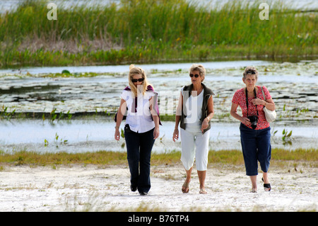 Fort Cooper State Park in der Nähe von Inverness Florida USA Besucher erkunden den Strand am See Stockfoto