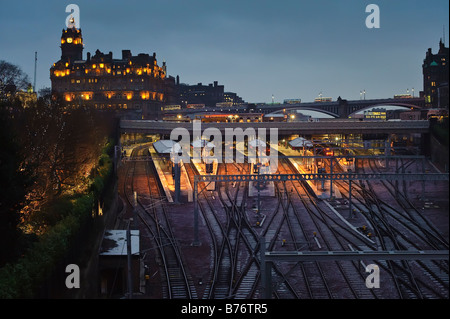 Edinburghs Waverley Station und Balmoral Hotel im Winter Stockfoto